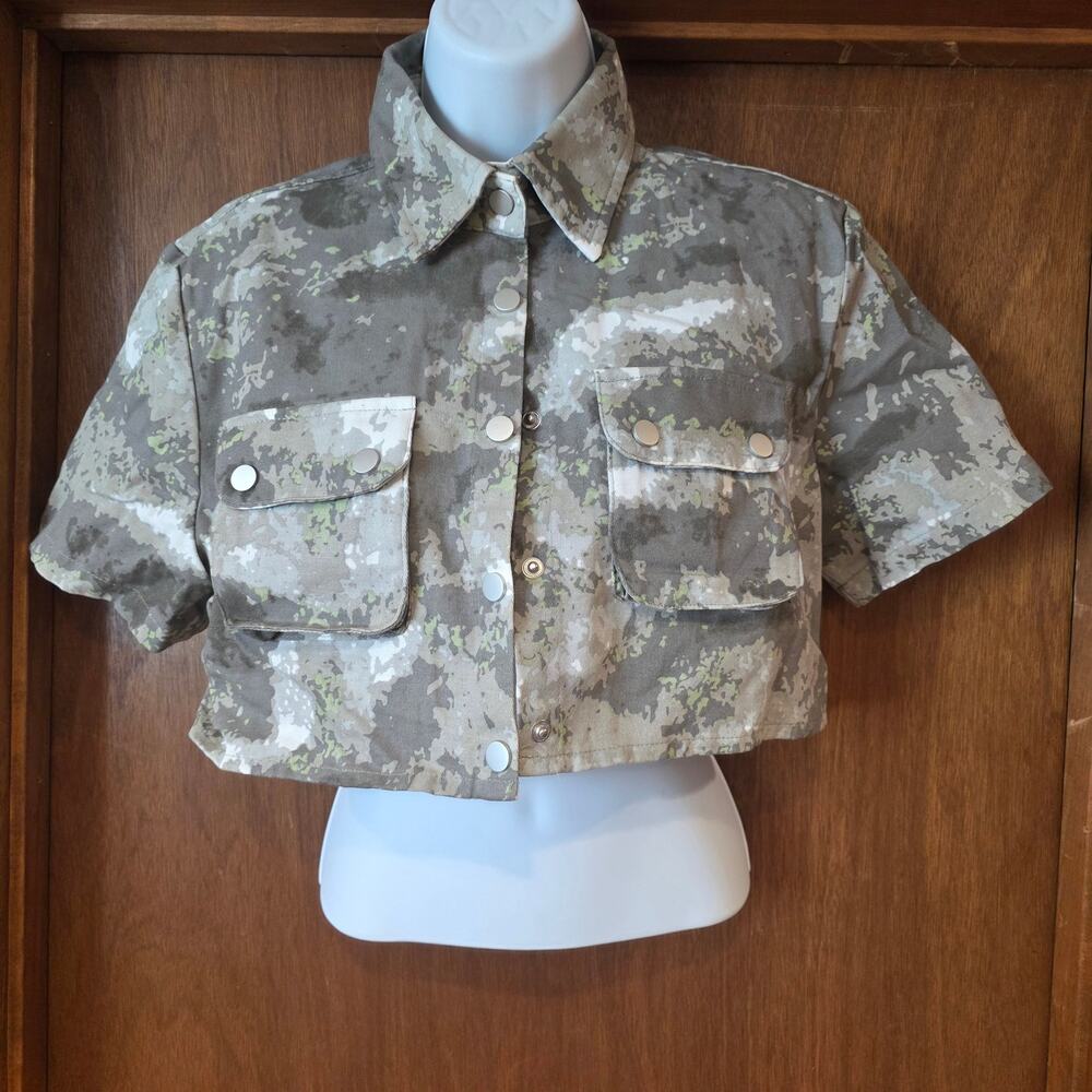 EUC Akira "run‎ the world" camo, cropped button up, oversized jacket sz M